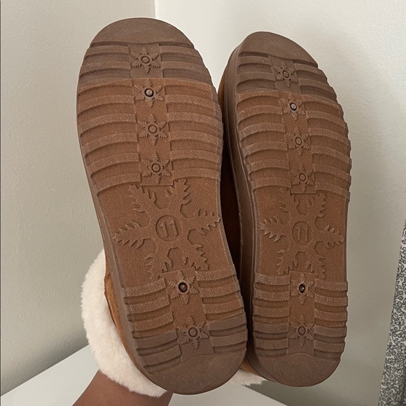 Cozy Tan Ankle Boots with Cream Fur Lining - Picture 4 of 5